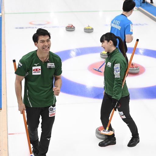 小穴・青木組との決勝に勝利し、笑顔を浮かべる松村千（右）と谷田（C）JCA IDE