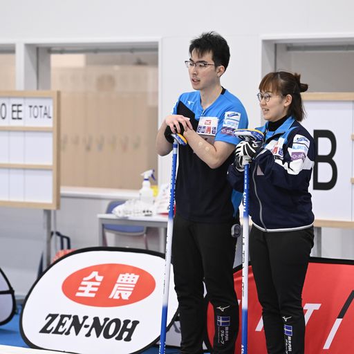 松村千・谷田組との決勝で話し合う青木（左）と小穴（C）JCA IDE