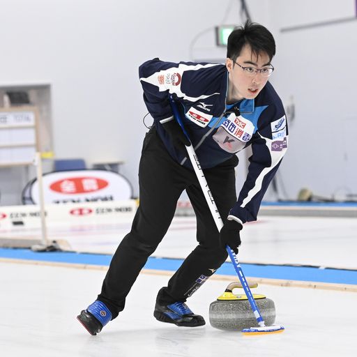 松村千・谷田組との決勝でスイープをする青木（C）JCA IDE