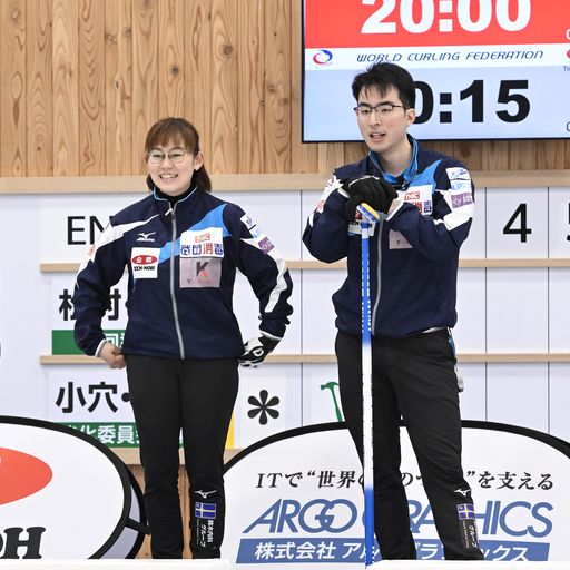 松村千・谷田組との決勝で笑顔を見せる小穴（左）と青木（C）JCA IDE