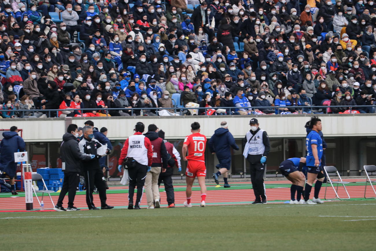 負傷退場する神戸の日本代表SO李承信