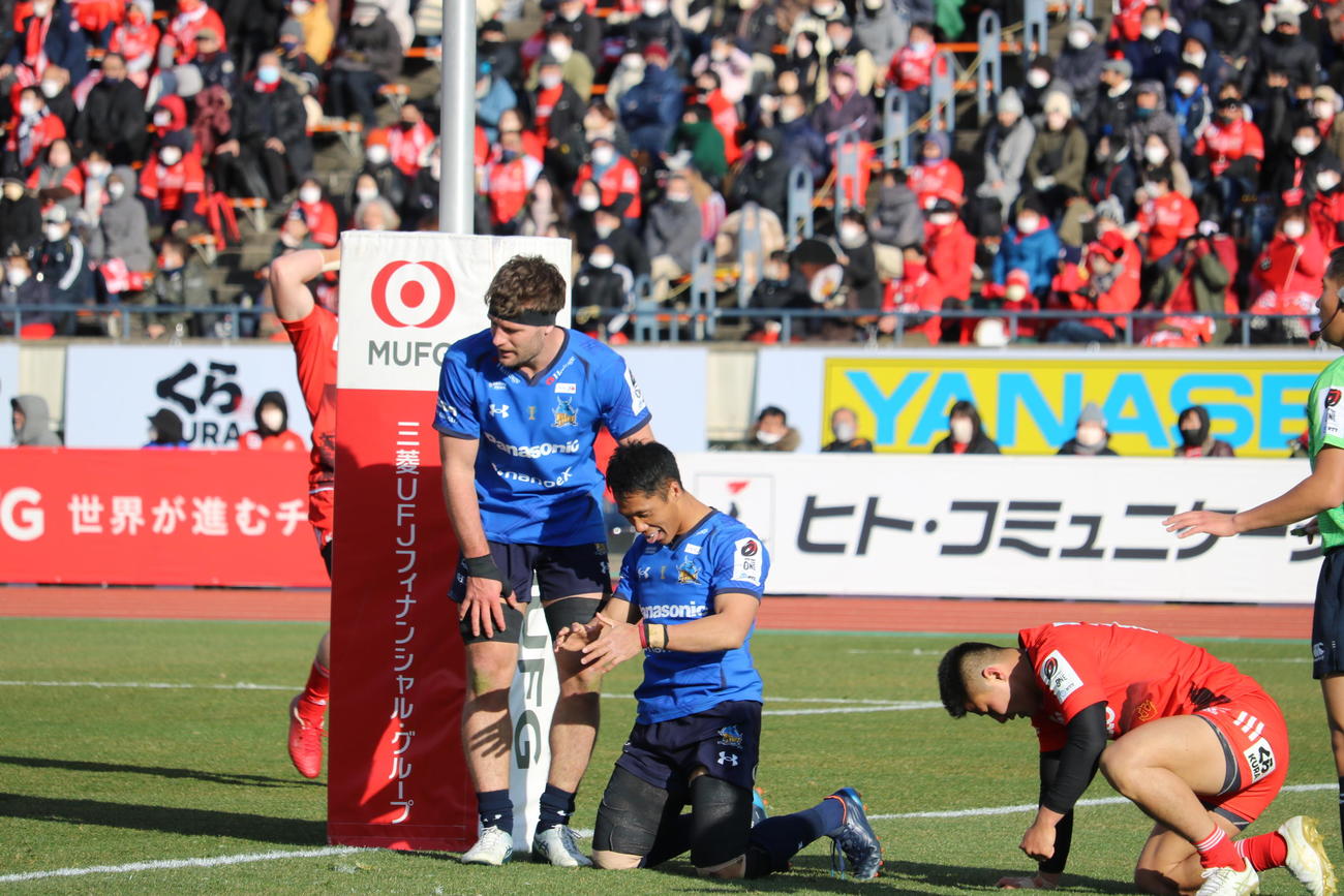 トライ寸前でインゴールノックオンをし悔しそうな表情を見せる埼玉FB山沢拓也（中央）