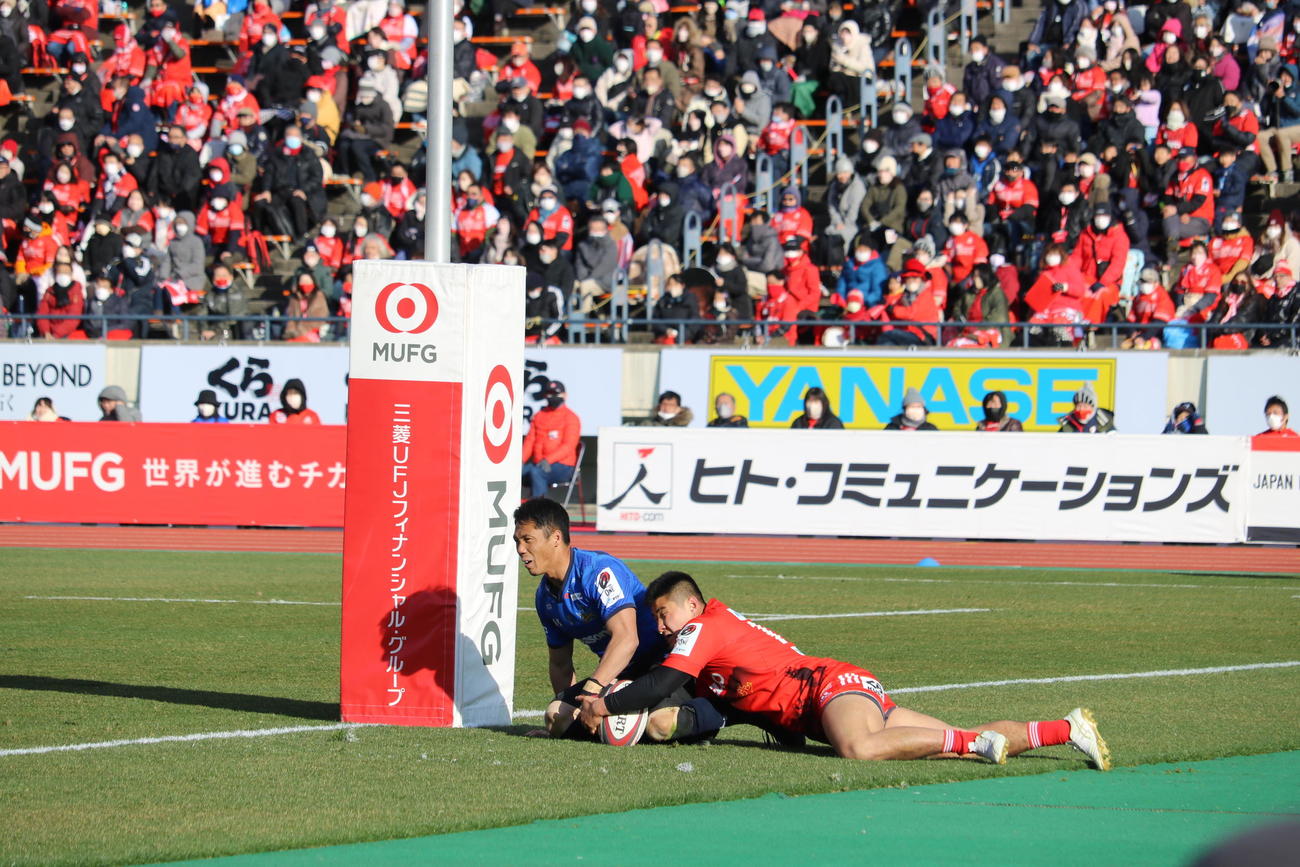 トライ寸前でインゴールノックオンをする埼玉FB山沢拓也（中央）