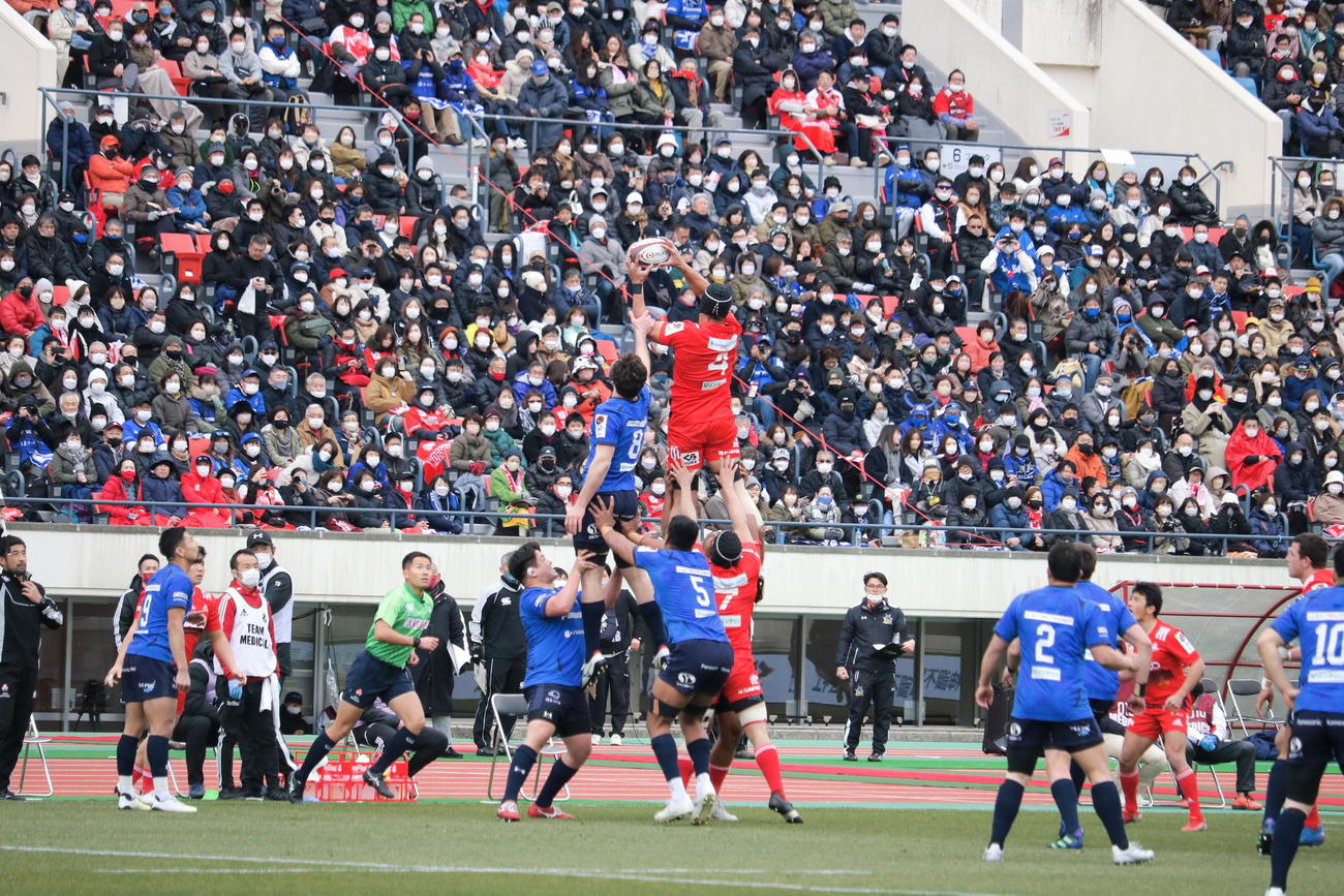 ラインアウトで競り合う赤のジャージーの神戸と青の埼玉