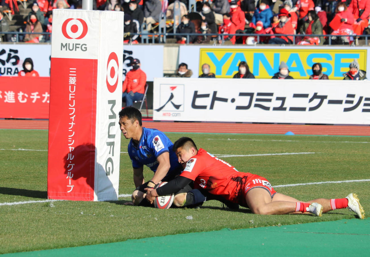 トライ寸前でインゴールノックオンをする埼玉FB山沢拓也（中央）