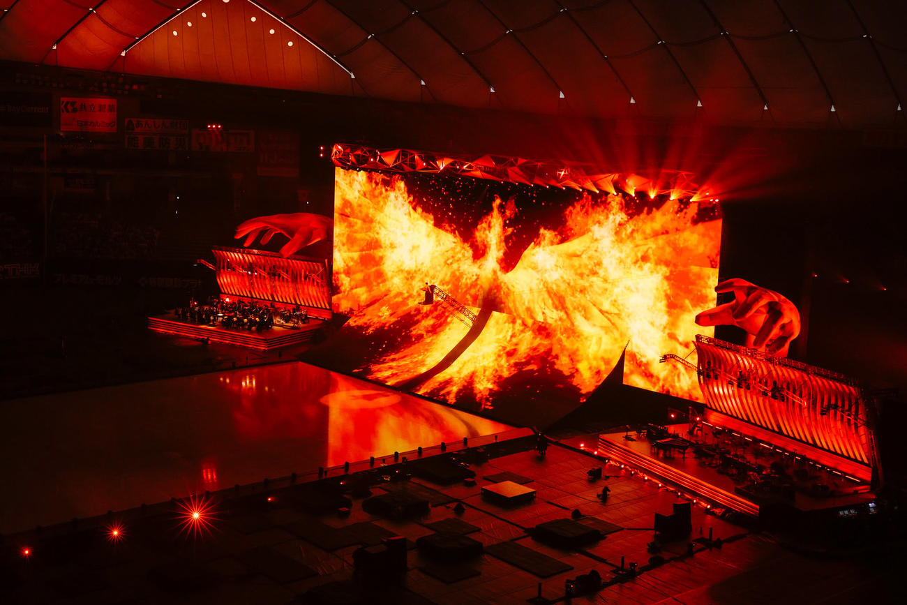 東京ドームでのアイスショー「GIFT」で壮大なセットで熱演する羽生結弦さん（C）2023 GIFT Official