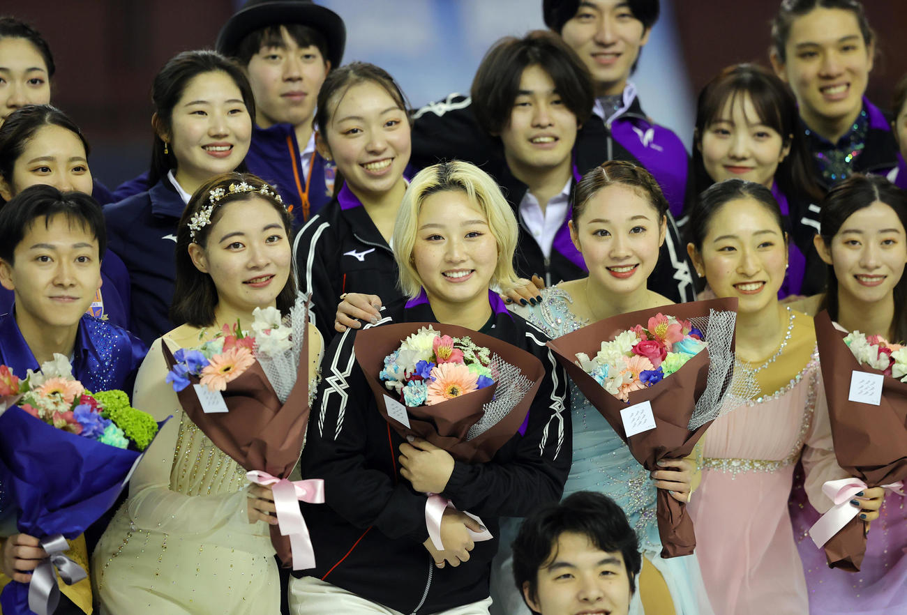 明法オンアイスで、記念写真に納まる樋口新葉（前列左から3人目）ら。2列目右端は本田真凜（撮影・野上伸悟）