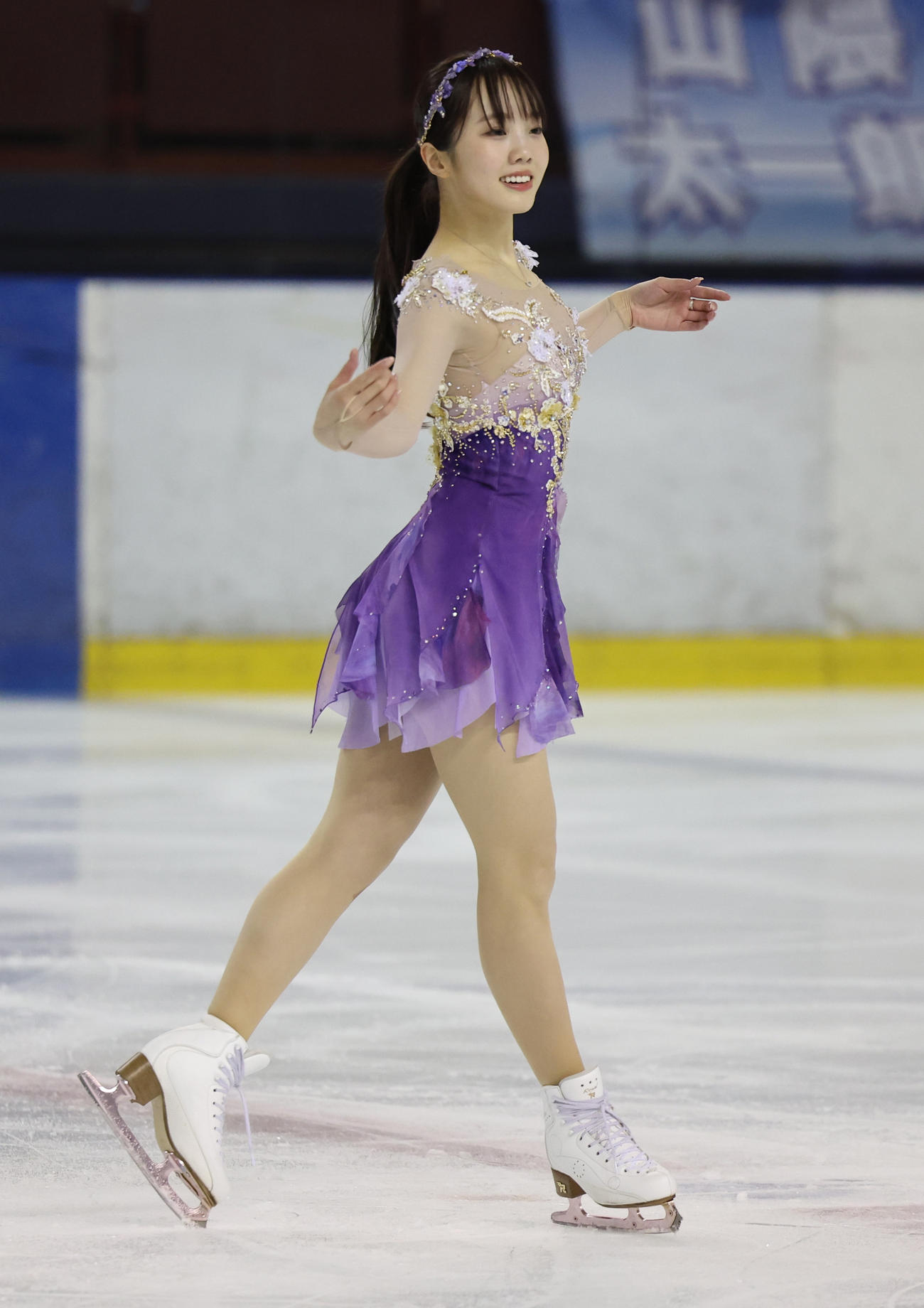明法オンアイスで演技を披露する本田真凜（撮影・野上伸悟）
