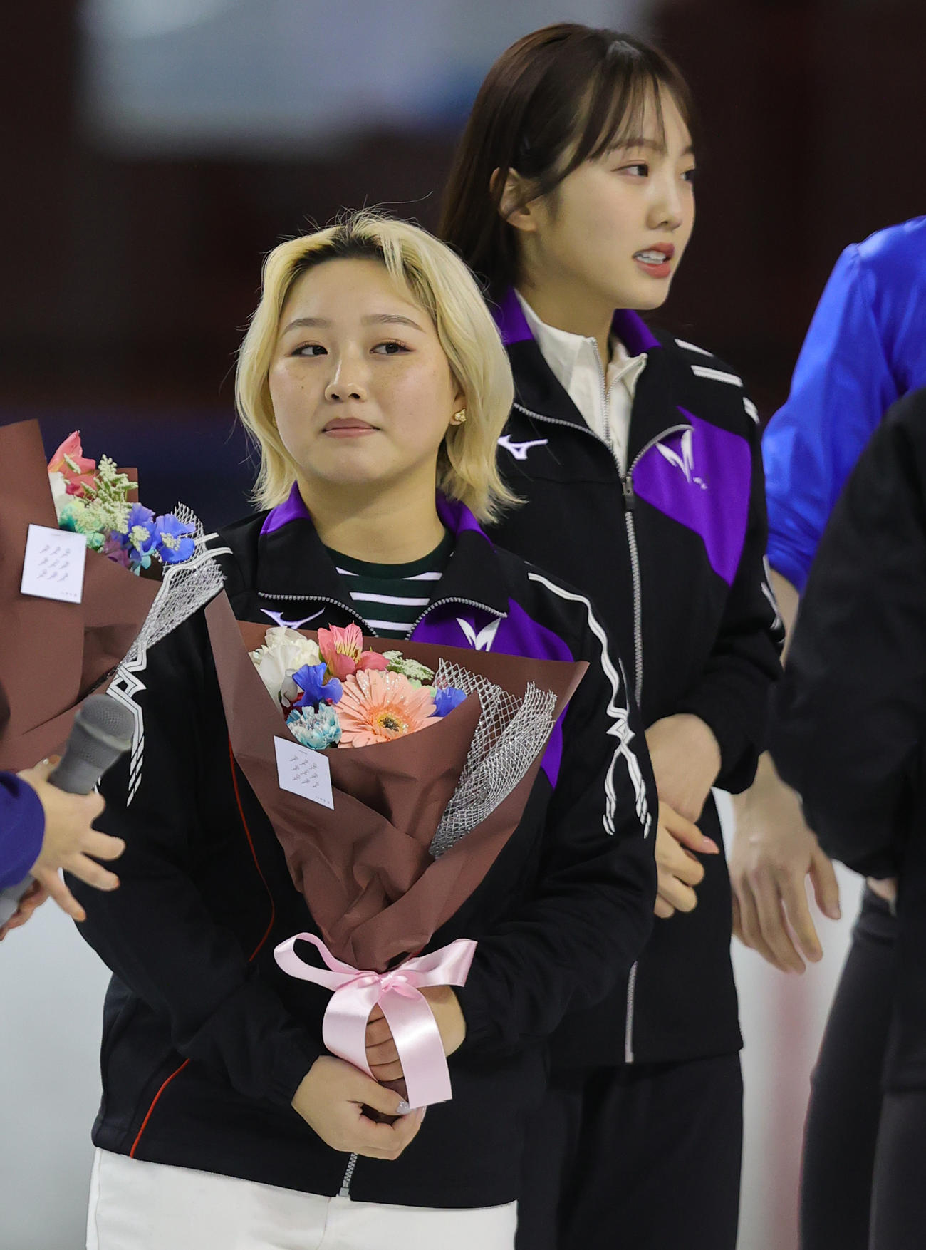 明法オンアイスで、本田真凜（後方）から花束をもらった樋口新葉（撮影・野上伸悟）