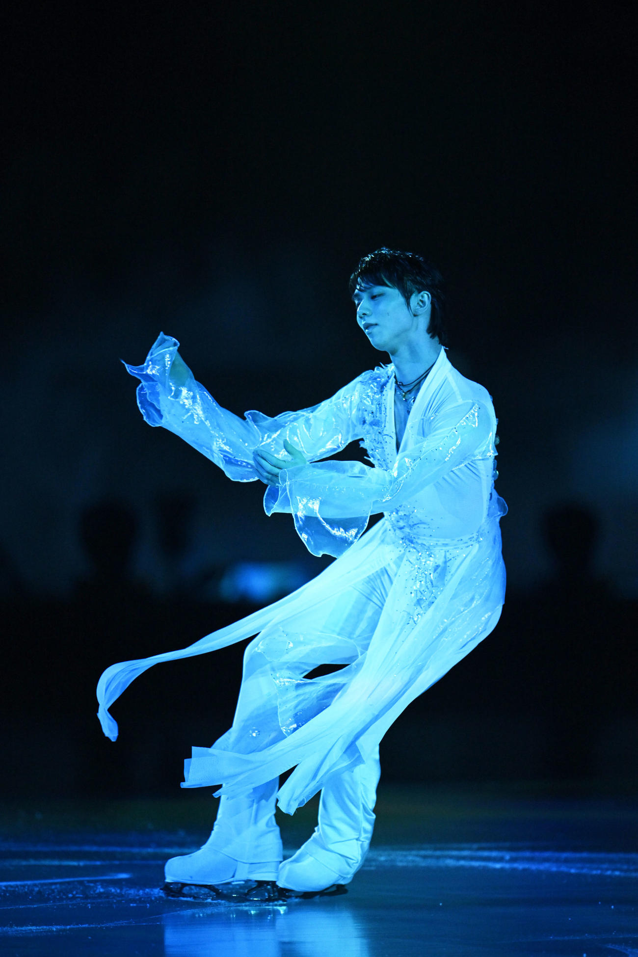 アイスショー「GIFT」であでやかな演技を見せる羽生結弦さん（C）2023 GIFT Official