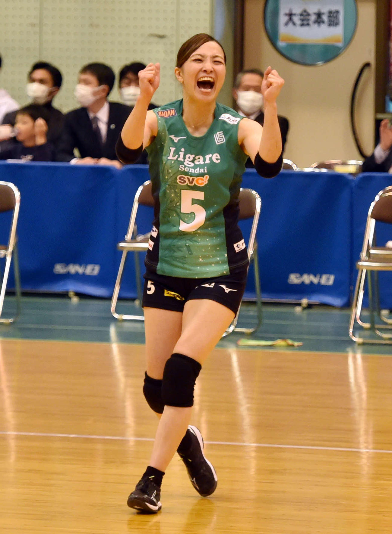 リガーレ仙台対ブレス浜松　第4S、笑顔で得点を喜ぶリガーレ仙台・佐藤選手兼監督（撮影・相沢孔志）