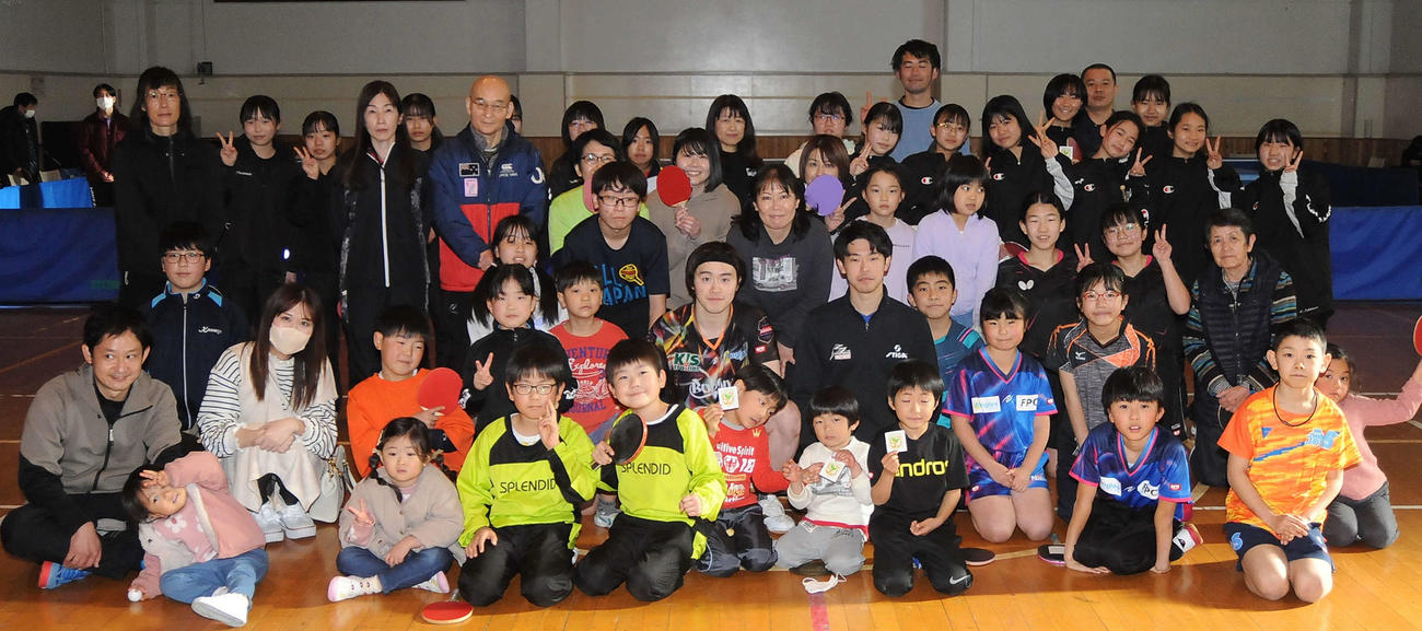 体験会の参加者らと記念写真に納まる森薗（2列目右から4人目）と船本（同3人目）