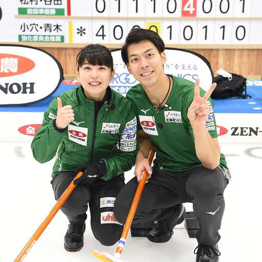 3年ぶり2度目の優勝を収め、笑顔を見せる松村千（左）と谷田（C）JCA IDE