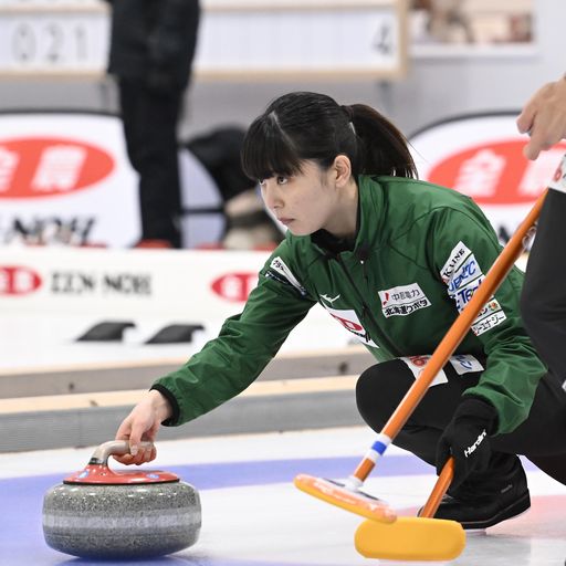 小穴・青木組との決勝でデリバリーをする松村千（C）JCA IDE