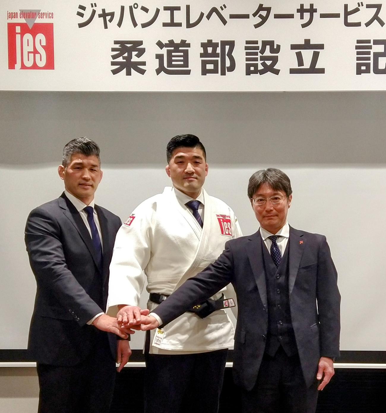 ジャパンエレベーターサービスホールディングス柔道部の設立会見に出席した左から井上康生GM、兄の井上智和監督、北野孝部長（撮影・木下淳）