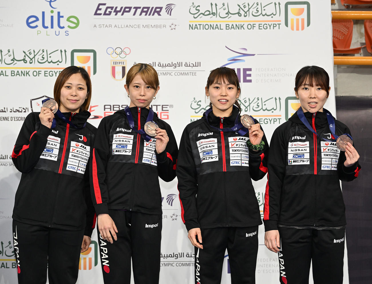 フェンシング・フルーレのW杯エジプト大会で団体戦の銅メダルを獲得した日本女子。左から菊池小巻、辻すみれ、東晟良、上野優佳＝日本協会提供