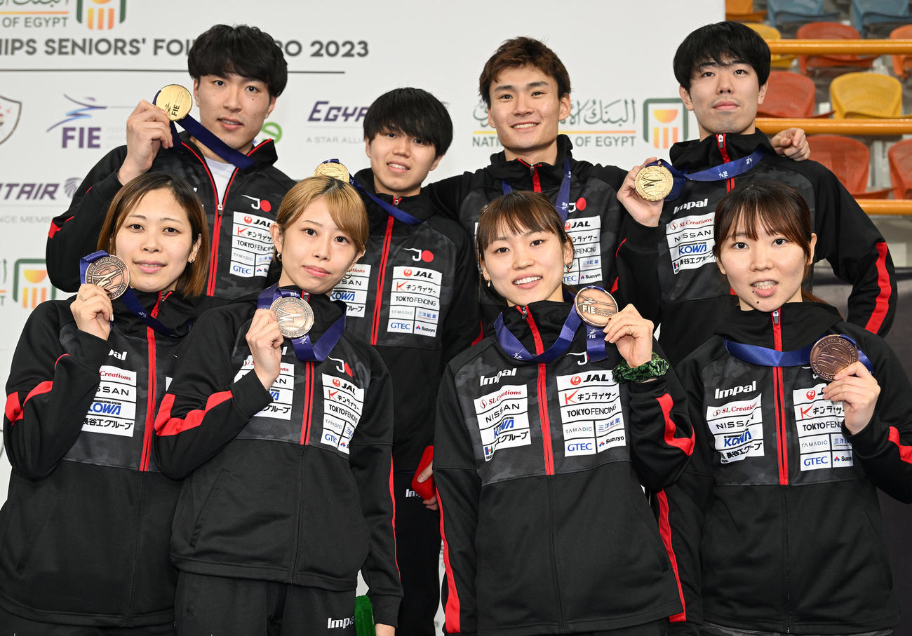 フェンシング・フルーレのW杯エジプト大会で団体戦のメダルを獲得した日本男女。後列左から男子金の鈴村健太、敷根崇裕、松山恭助、飯村一輝、前列左から女子銅の菊池小巻、辻すみれ、東晟良、上野優佳＝日本協会提供