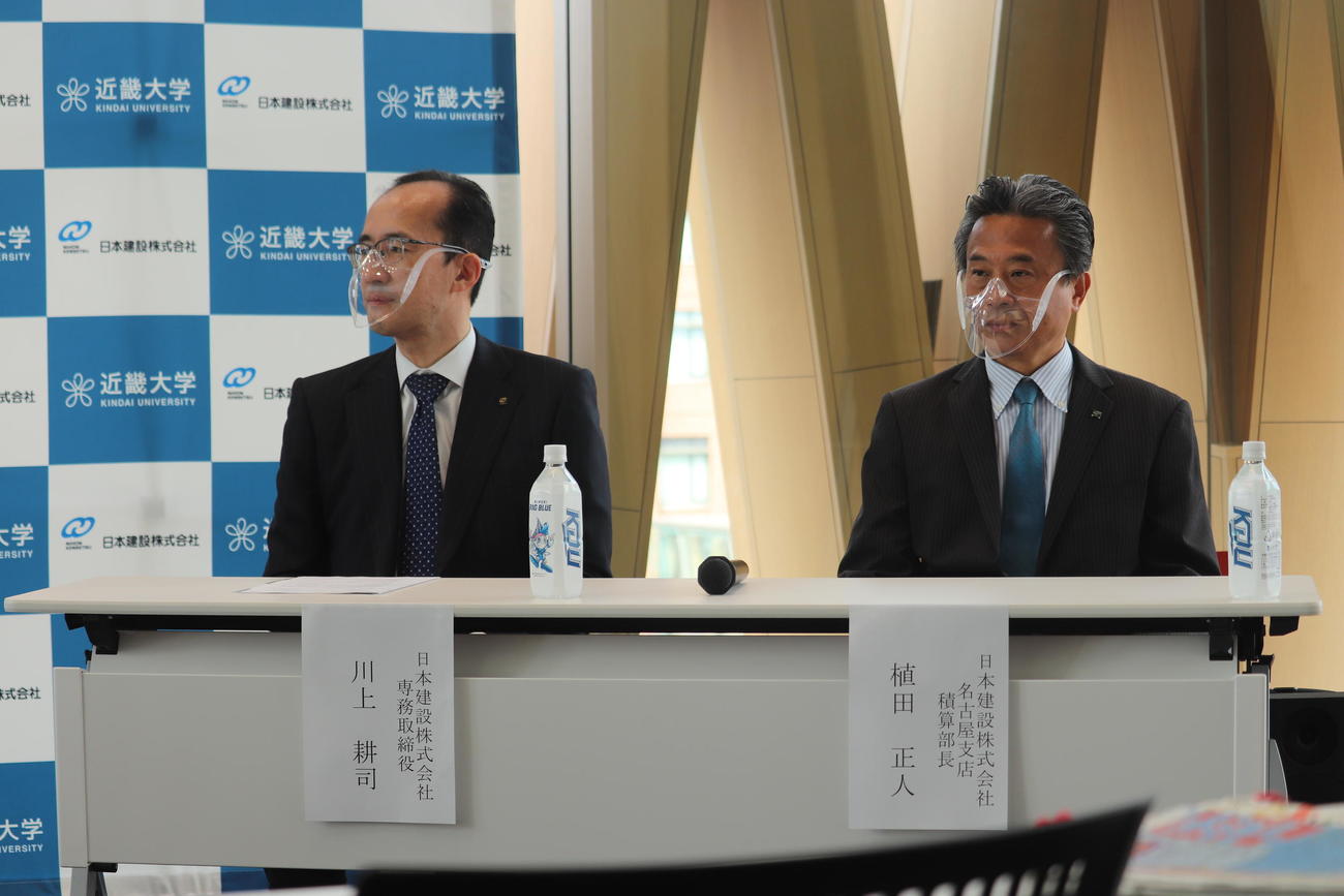 スポンサー契約発表会見に出席した、左から日本建設の川上耕司専務取締役、植田正人名古屋支店積算部長（撮影・竹本穂乃加）