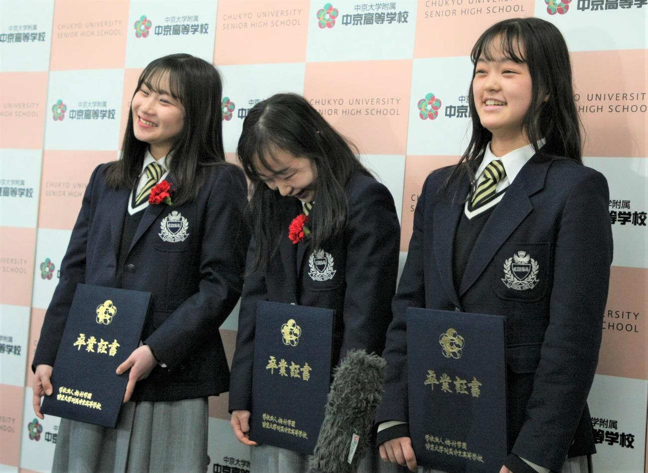 中京大中京高の卒業式後の取材で笑顔を見せる、左から河辺、松生、横井（撮影・藤塚大輔）
