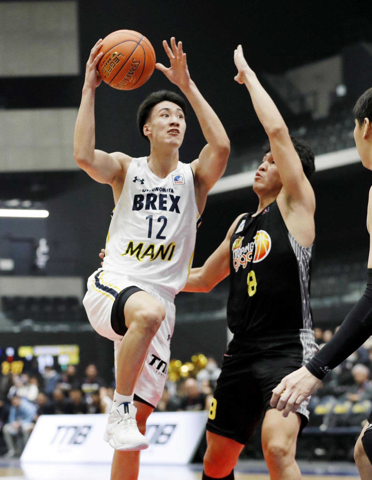 宇都宮対TNT　第1Q、攻め込む宇都宮・高島（左）（共同）