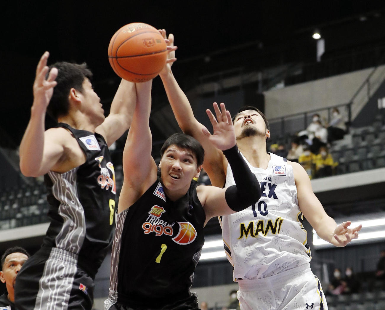 宇都宮対TNT　第1Q、競り合う宇都宮の竹内（右）（共同）