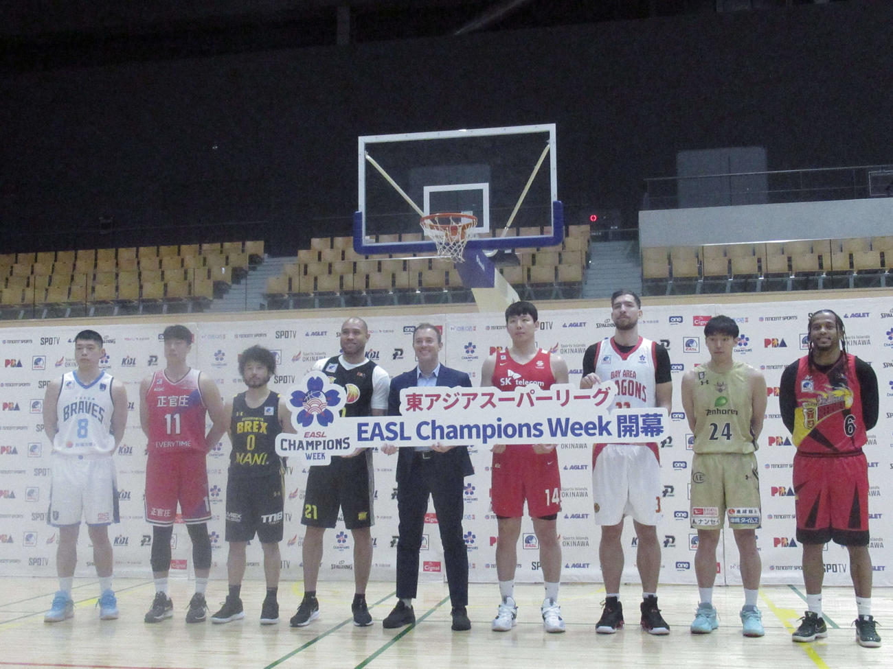 バスケットボール東アジアスーパーリーグ（EASL）に参戦するチームの代表選手たち。左から5番目はベイヤーCEO
