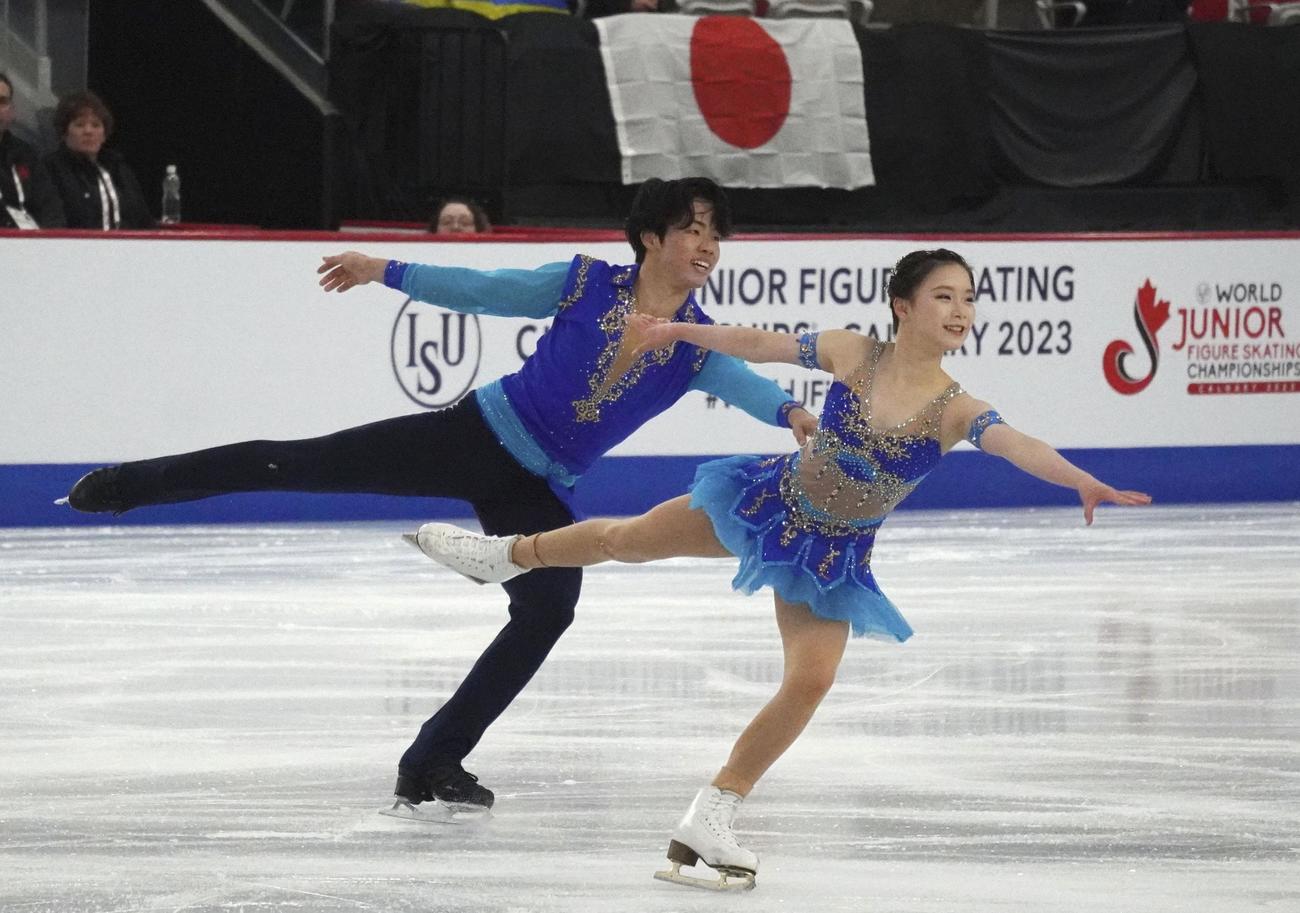ペアSPで6位につけた村上遥奈（右）、森口澄士組（共同）