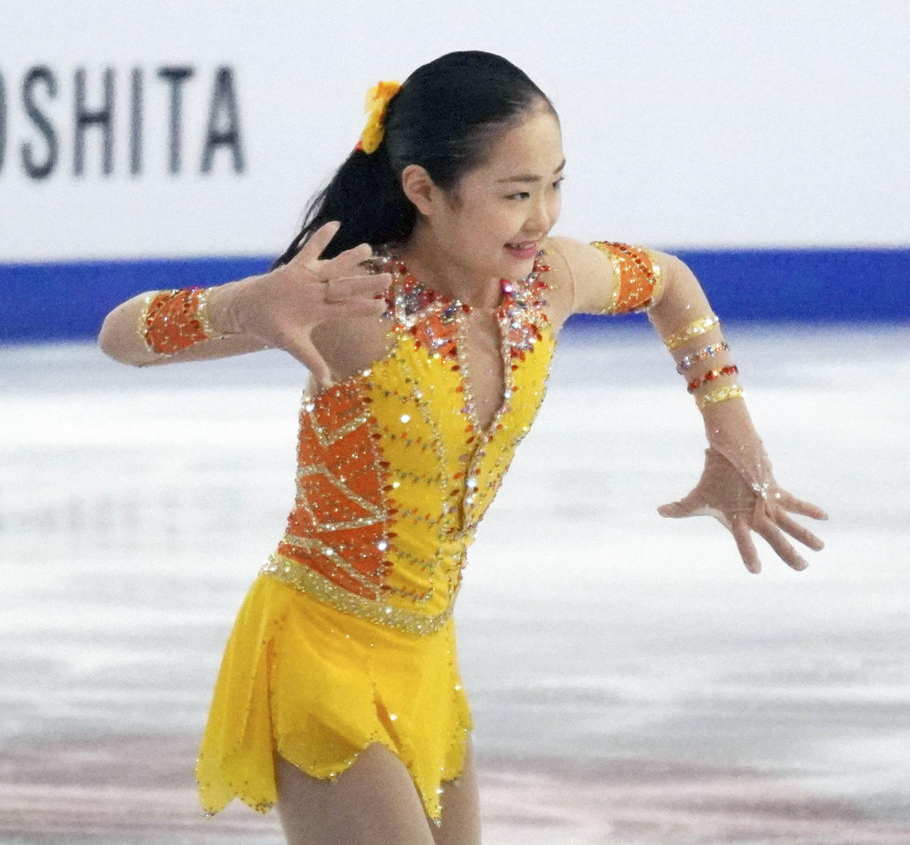 女子SPで首位に立った島田麻央（共同）