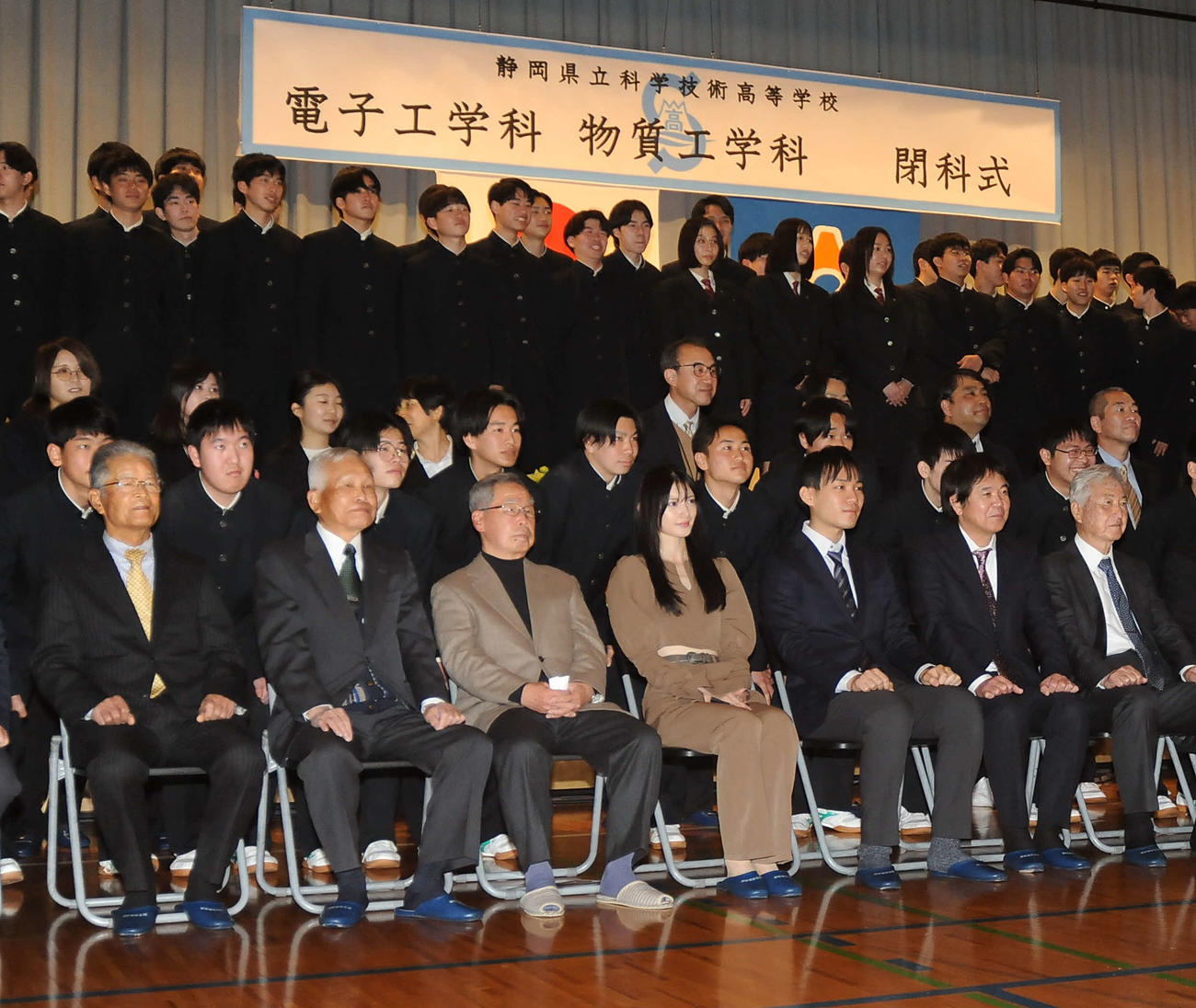 閉科式で関係者らと記念写真に納まる青島心（前列中央）