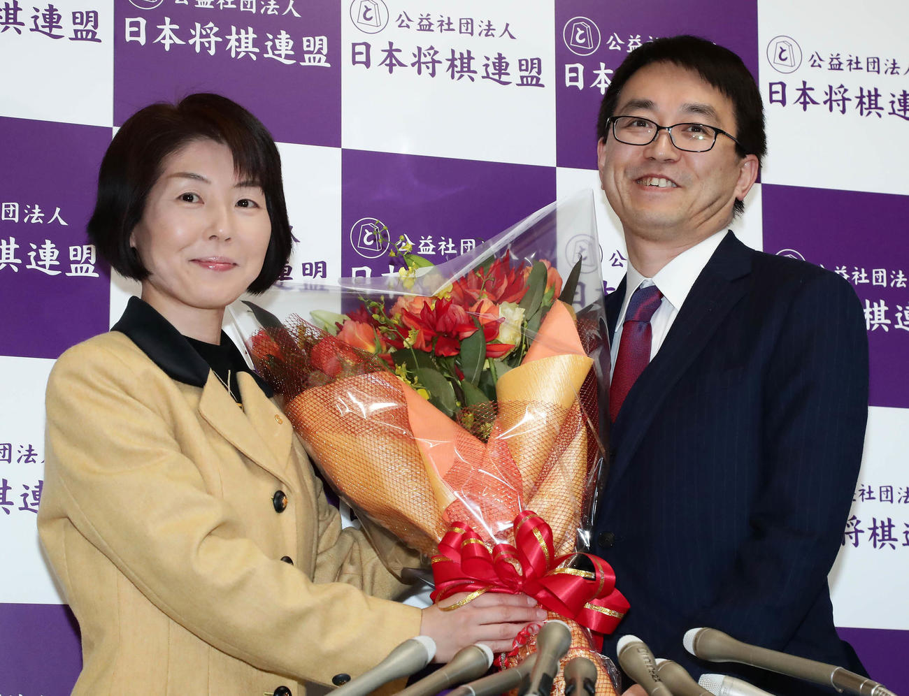棋士で初の国民栄誉賞受賞が決まり日本将棋連盟の清水市代常務理事から花束を受け取る羽生善治氏（撮影・丹羽敏通）