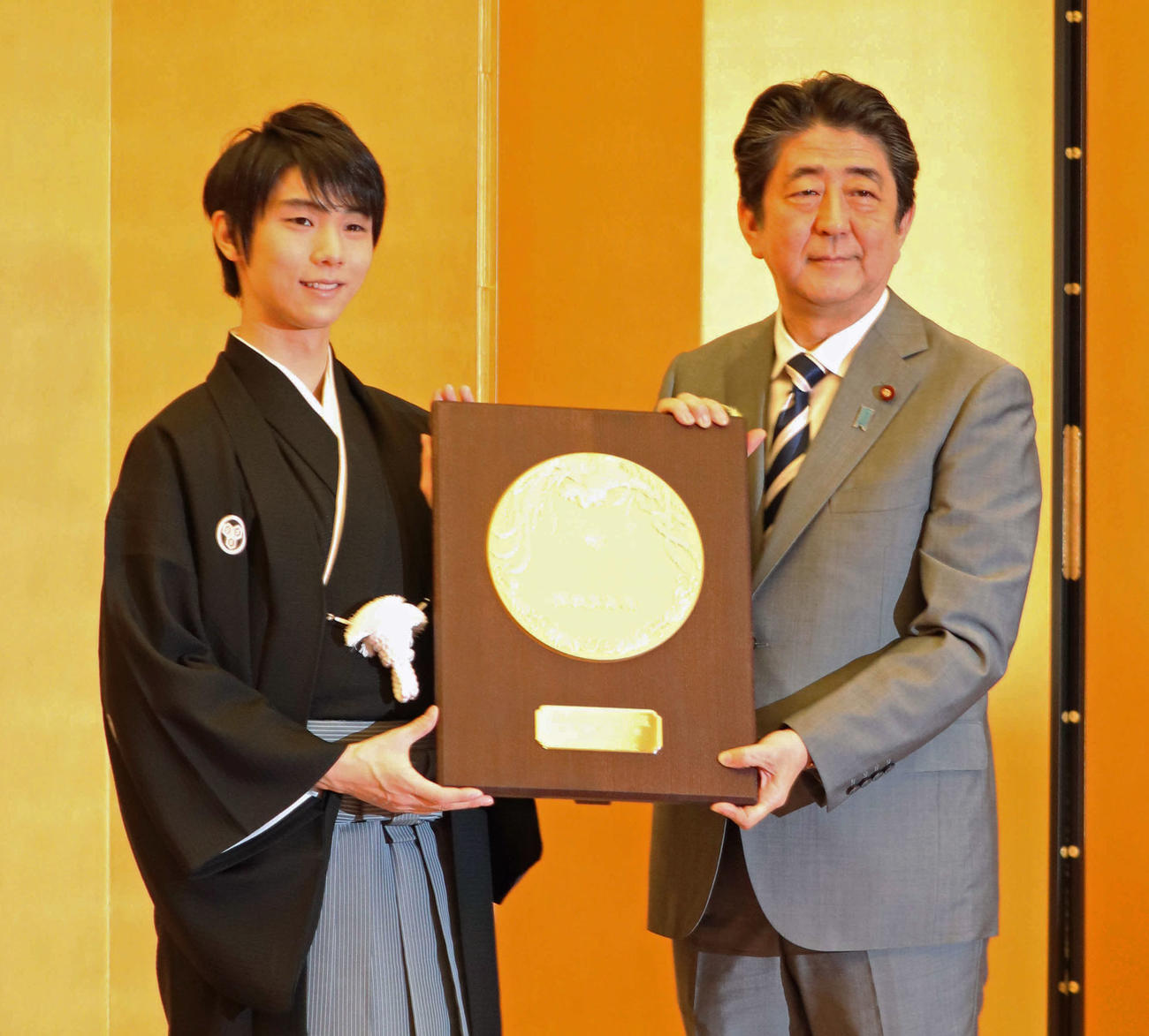 安倍首相から国民栄誉賞の盾を受け取った羽生結弦（撮影・高場泉穂）