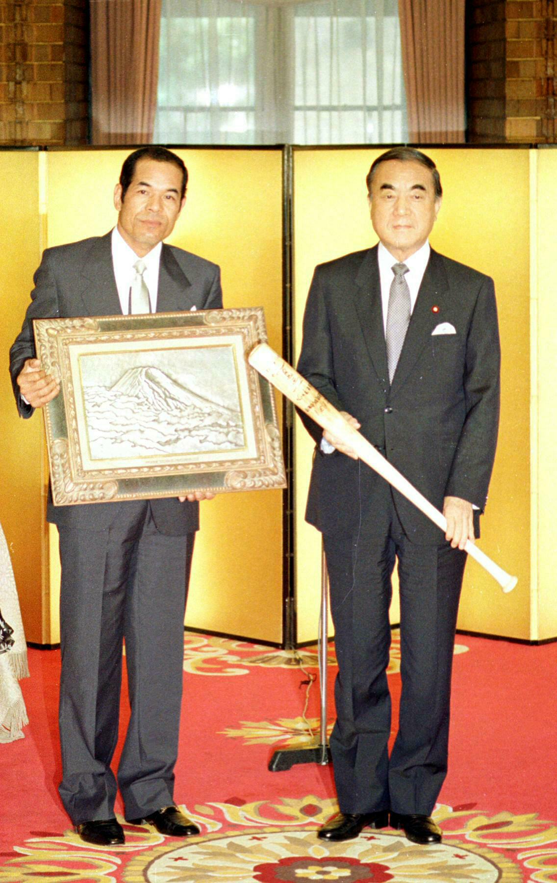 国民栄誉賞授賞式で中曽根総理と衣笠祥雄（１９８７年６月２２日撮影）