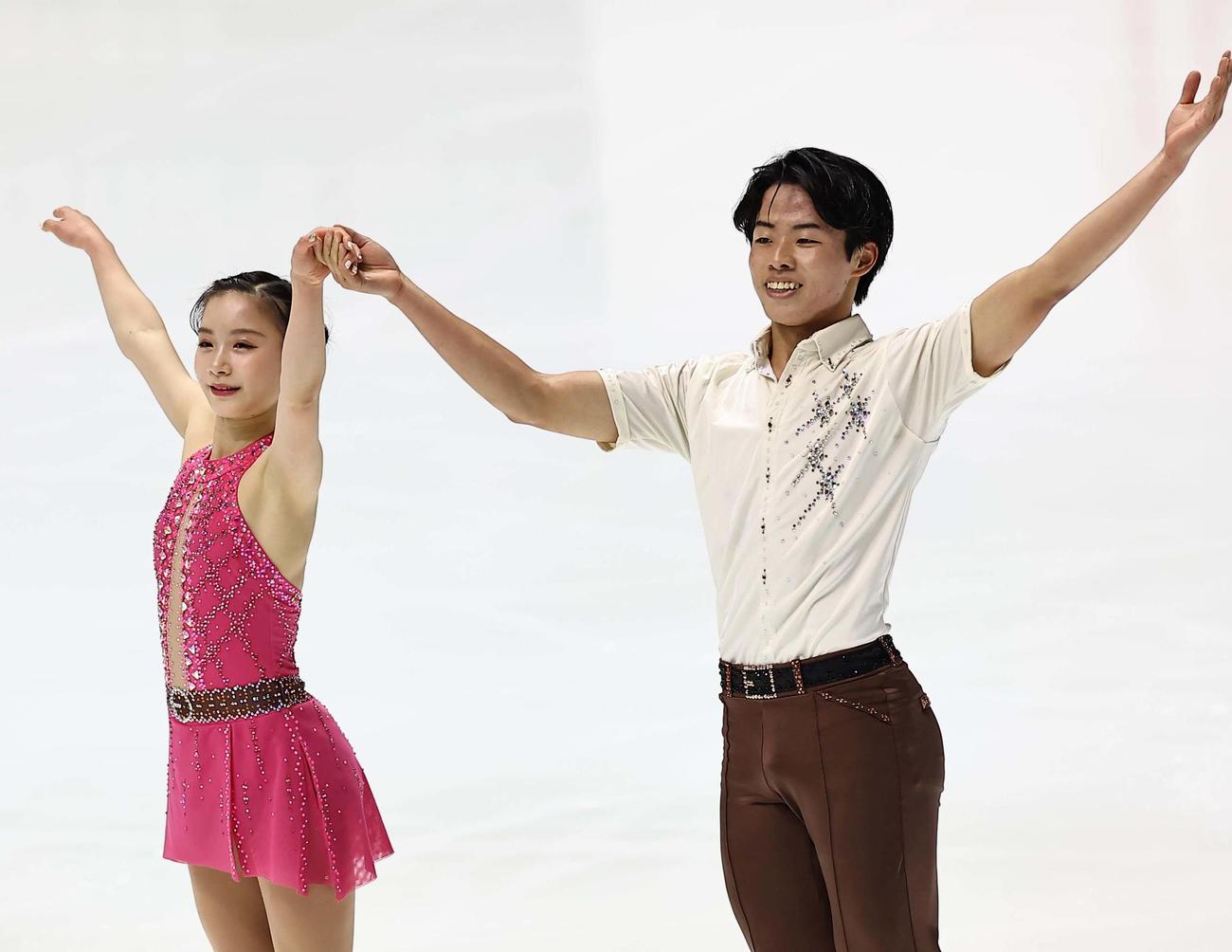 村上遥奈（左）と森口澄士（2022年12月25日撮影）