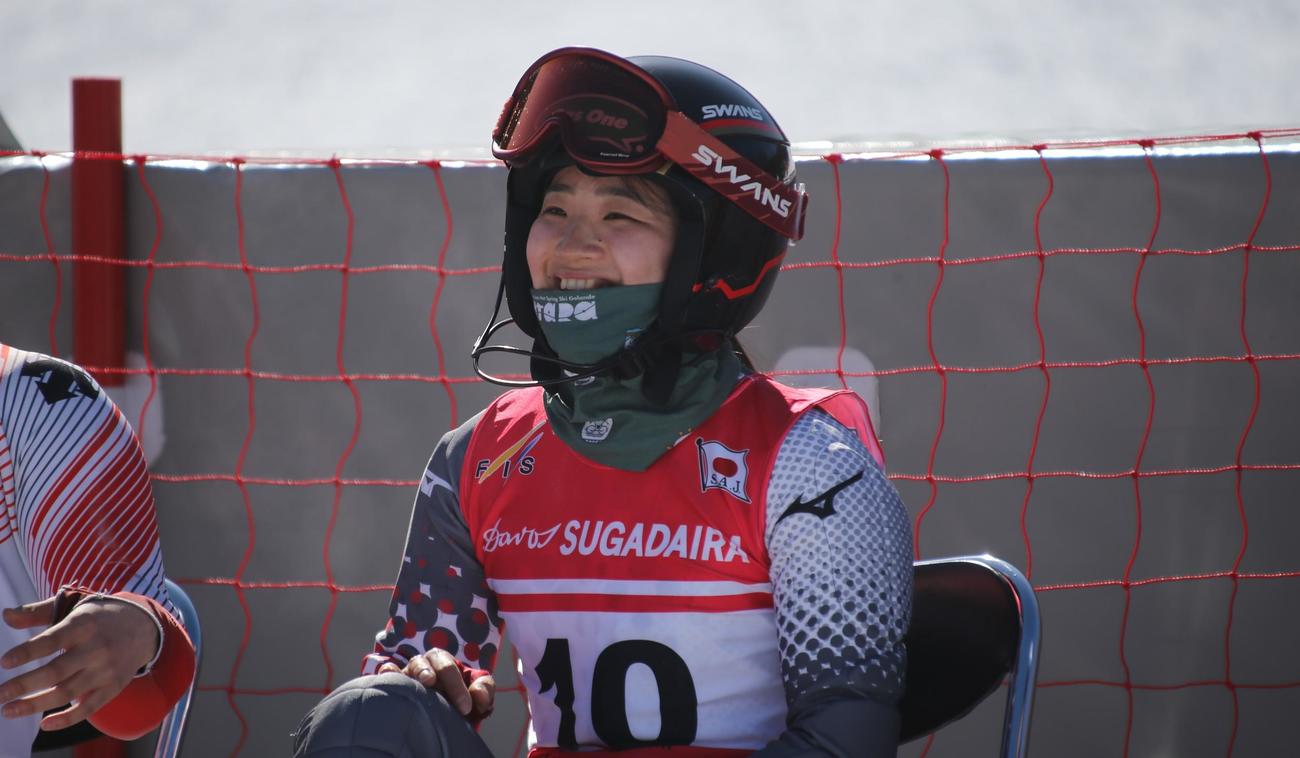 女子回転で優勝した石橋はフィニッシュ後に会心の笑顔を見せる（撮影・中島洋尚）
