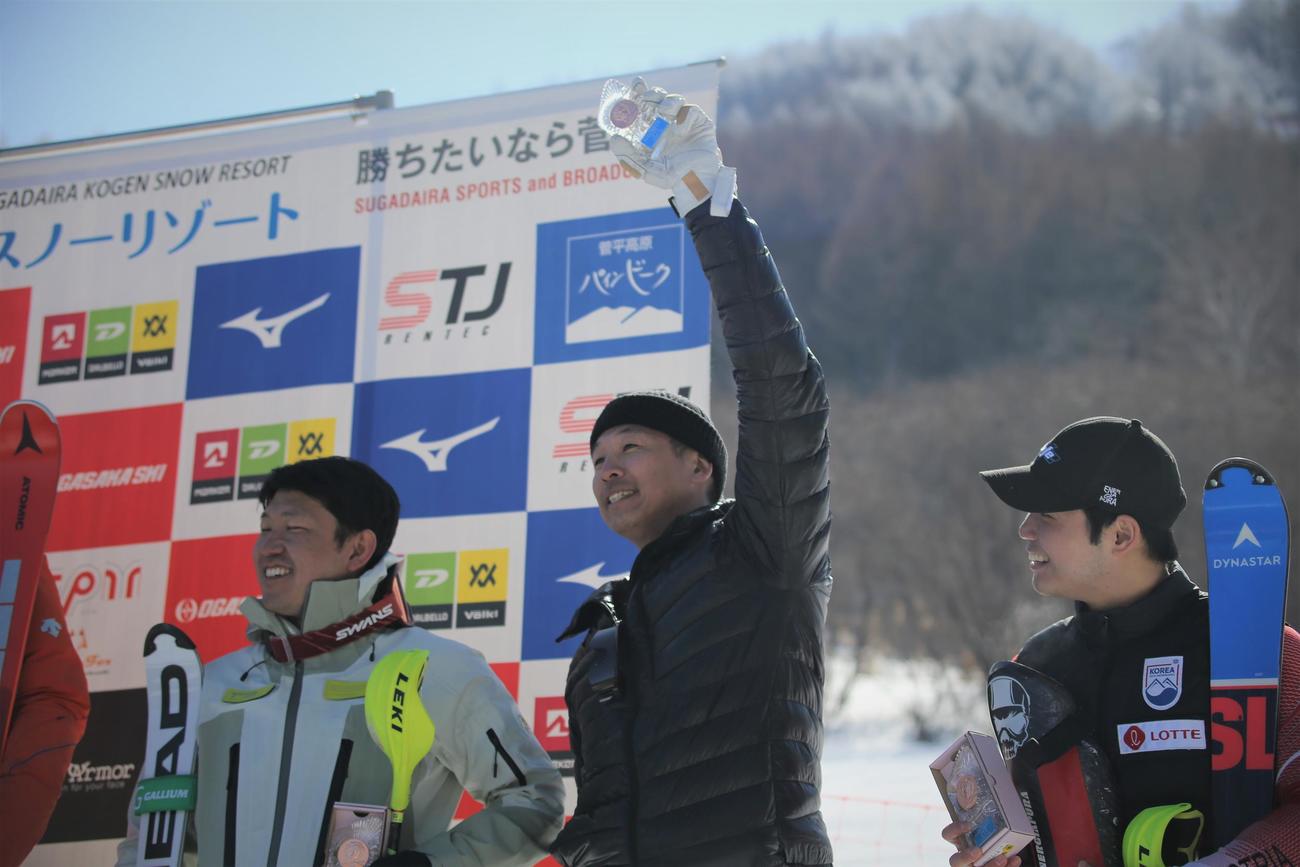 佐々木は5位入賞の記念品を手に笑顔を見せる（撮影・中島洋尚）　