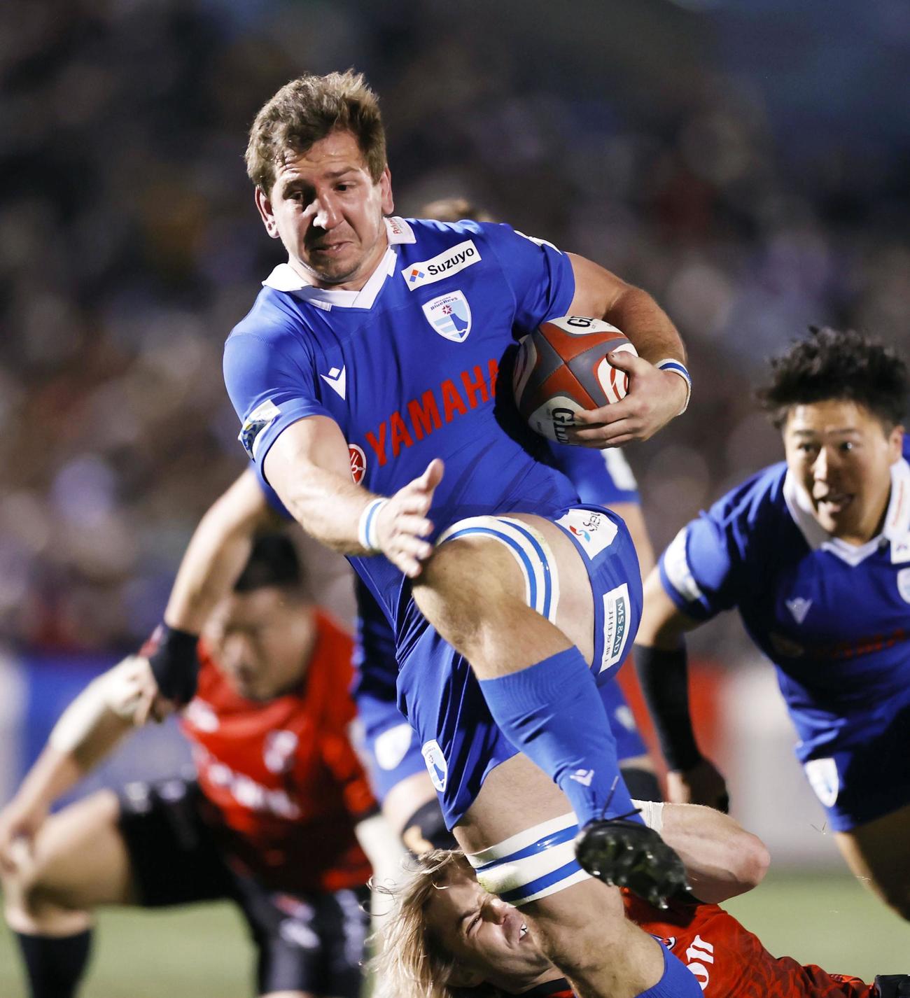 横浜―静岡　前半、タックルをかわしトライを決める静岡・スミス（共同）