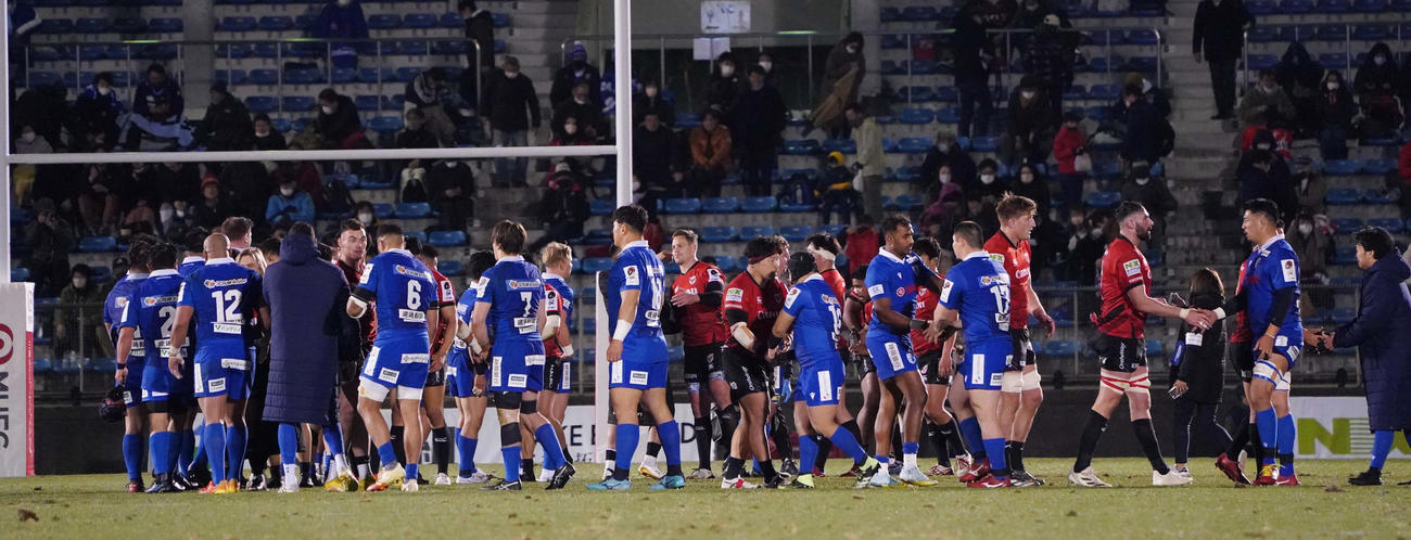 横浜対静岡　引き分けに終わり健闘をたたえ合う横浜と静岡の選手たち（撮影・小沢裕）