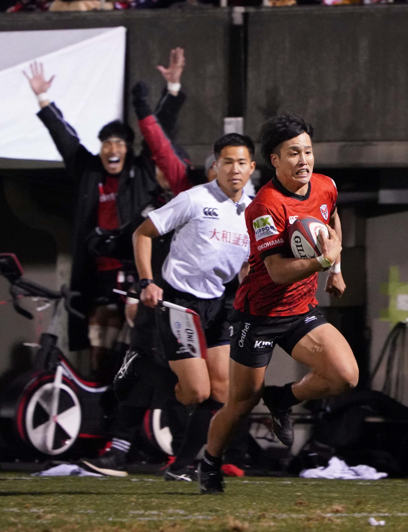 横浜対静岡　後半、横浜WTB竹沢はゴール左にトライを奪う（撮影・小沢裕）