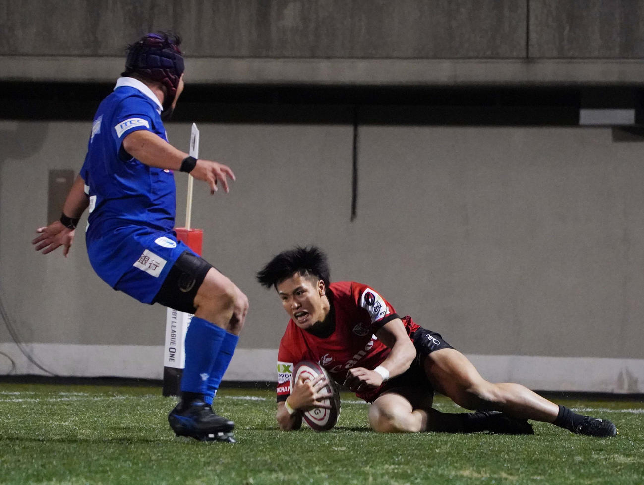 横浜対静岡　後半、横浜WTB竹沢（右）はゴール左にトライを奪う（撮影・小沢裕）