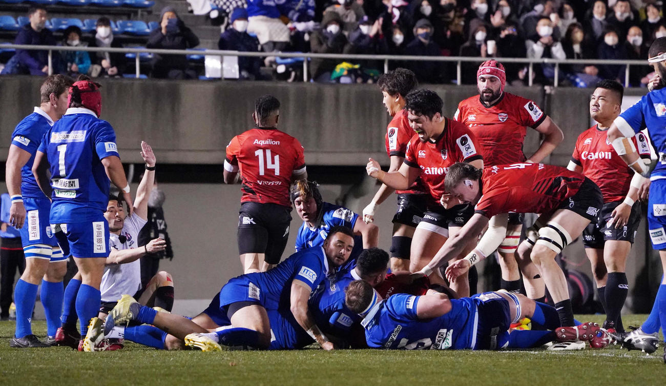 横浜対静岡　前半、NO8シオネ・ハラシリの逆転トライに沸く横浜フィフティーン（撮影・小沢裕）