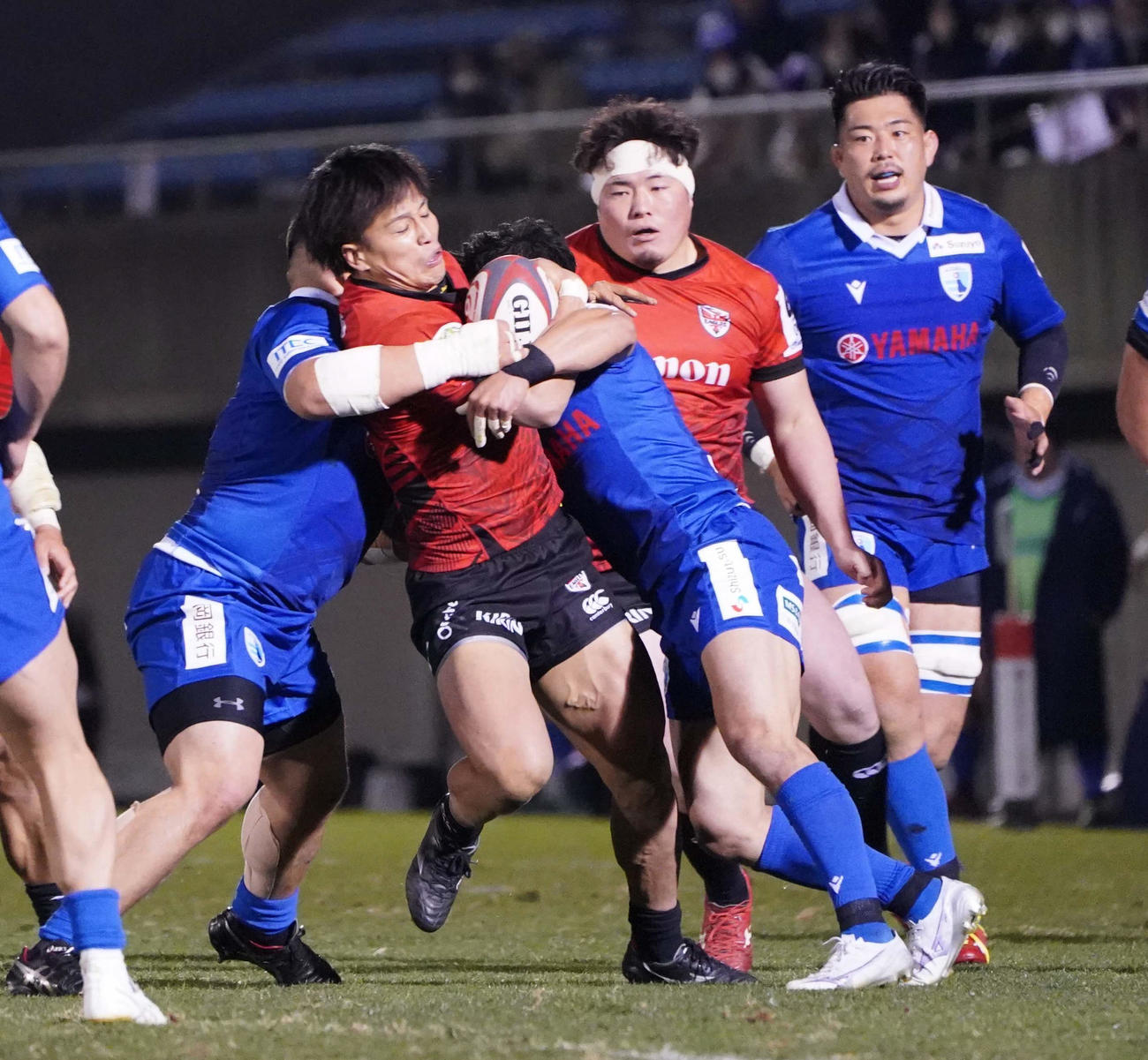 横浜対静岡　後半、横浜WTB竹沢（左から2人目）は突進を阻まれる（撮影・小沢裕）