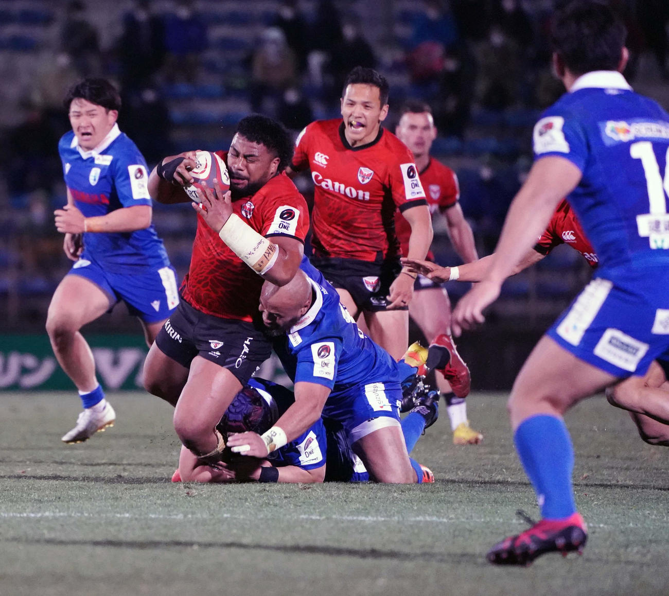 横浜対静岡　後半、ゴールライン手前で突進を阻まれる横浜SHデクラーク（撮影・小沢裕）