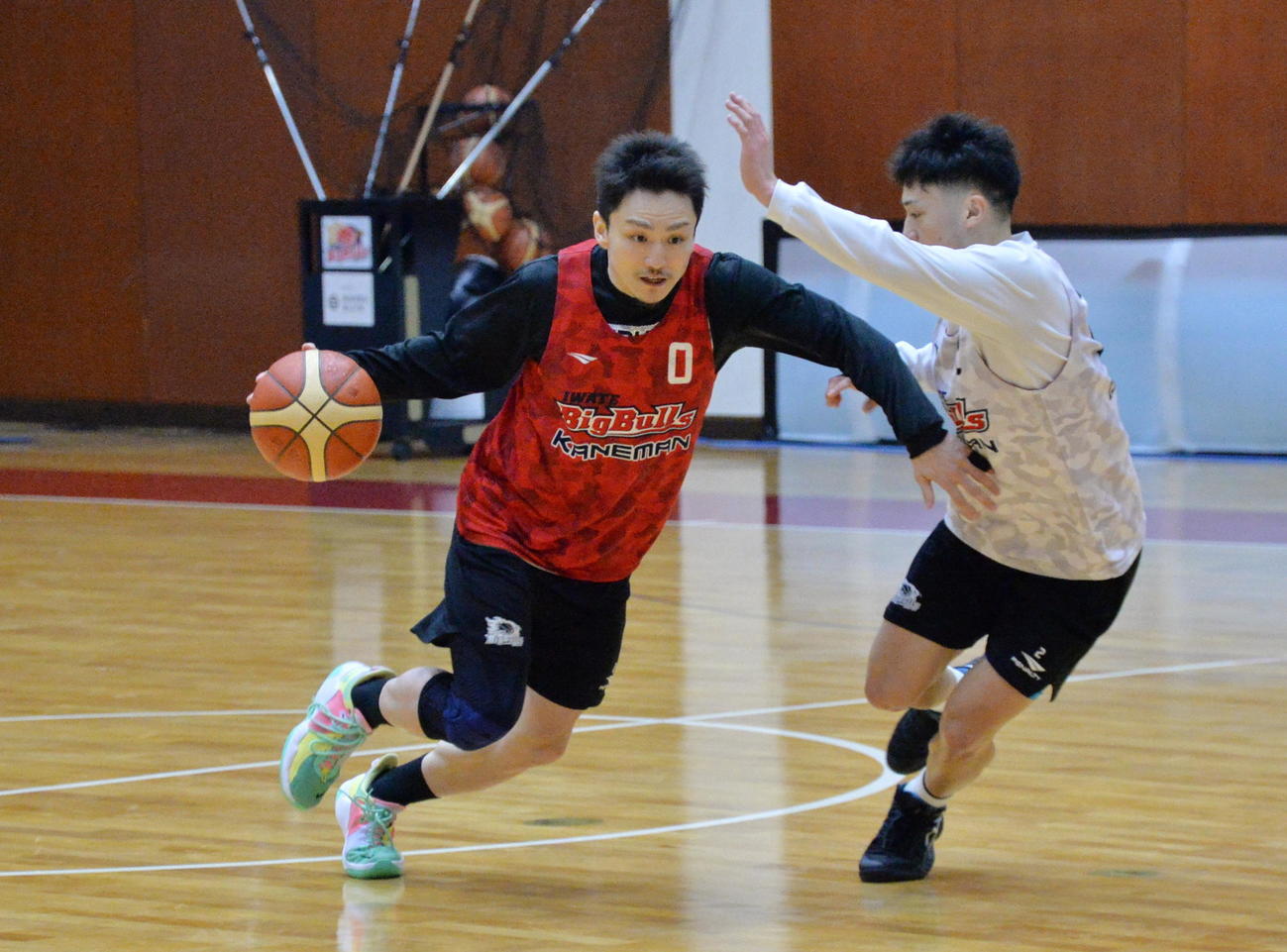 練習でドリブル突破を仕掛ける大沢（左）