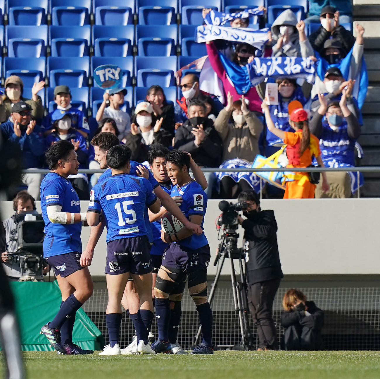 埼玉対東京ベイ　前半、トライを決めた埼玉SO山沢（右）はチームメートと喜び合う（撮影・垰建太）
