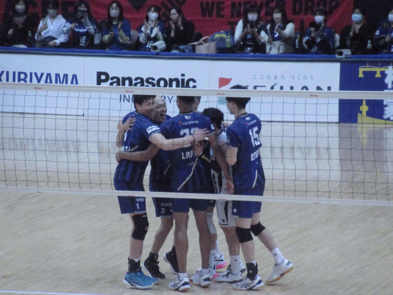 VC長野戦で得点し歓喜するパナソニックの選手たち（撮影・勝部晃多）