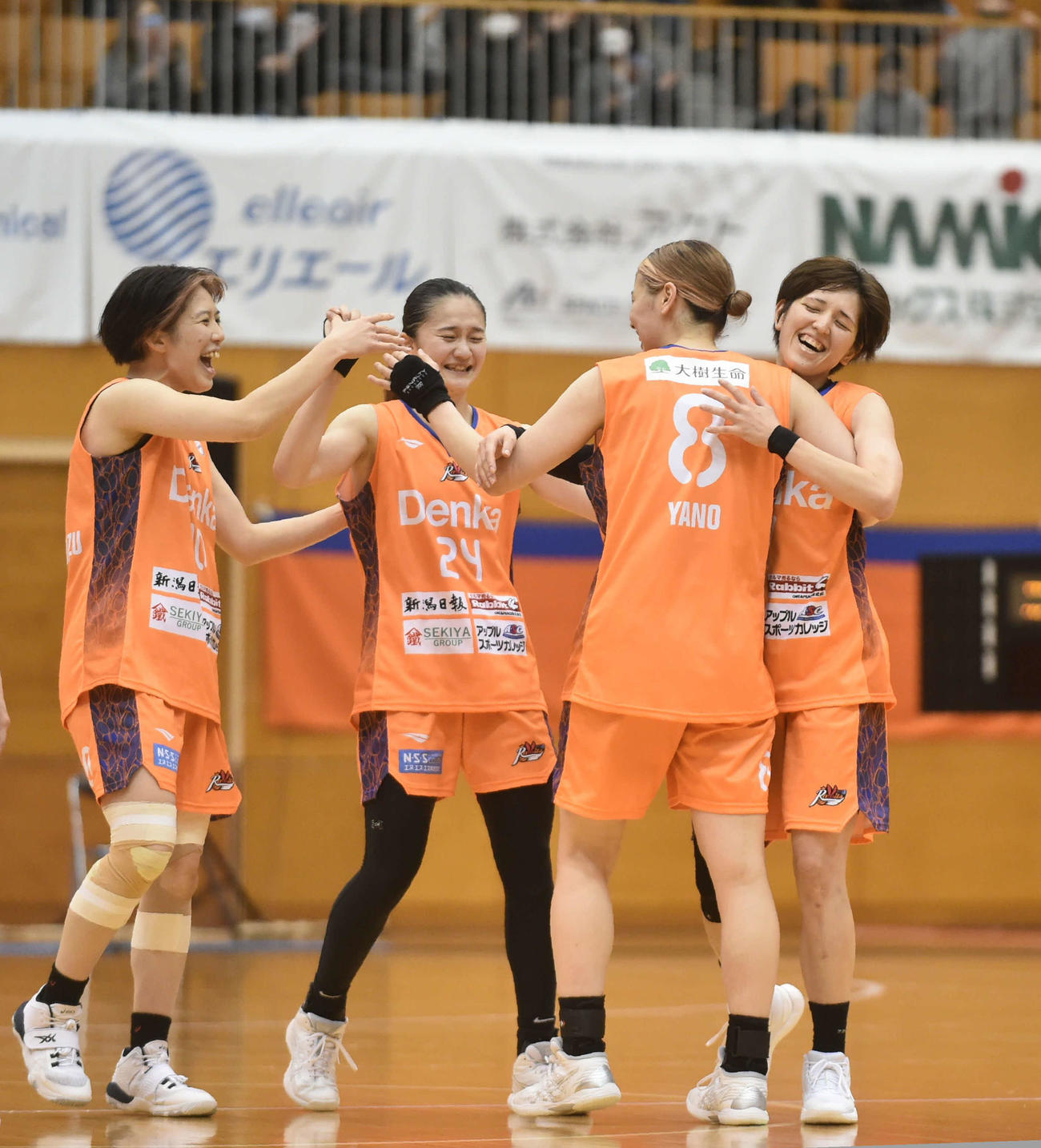 勝利の瞬間、抱き合って喜ぶ北川（右）ら新潟のメンバー