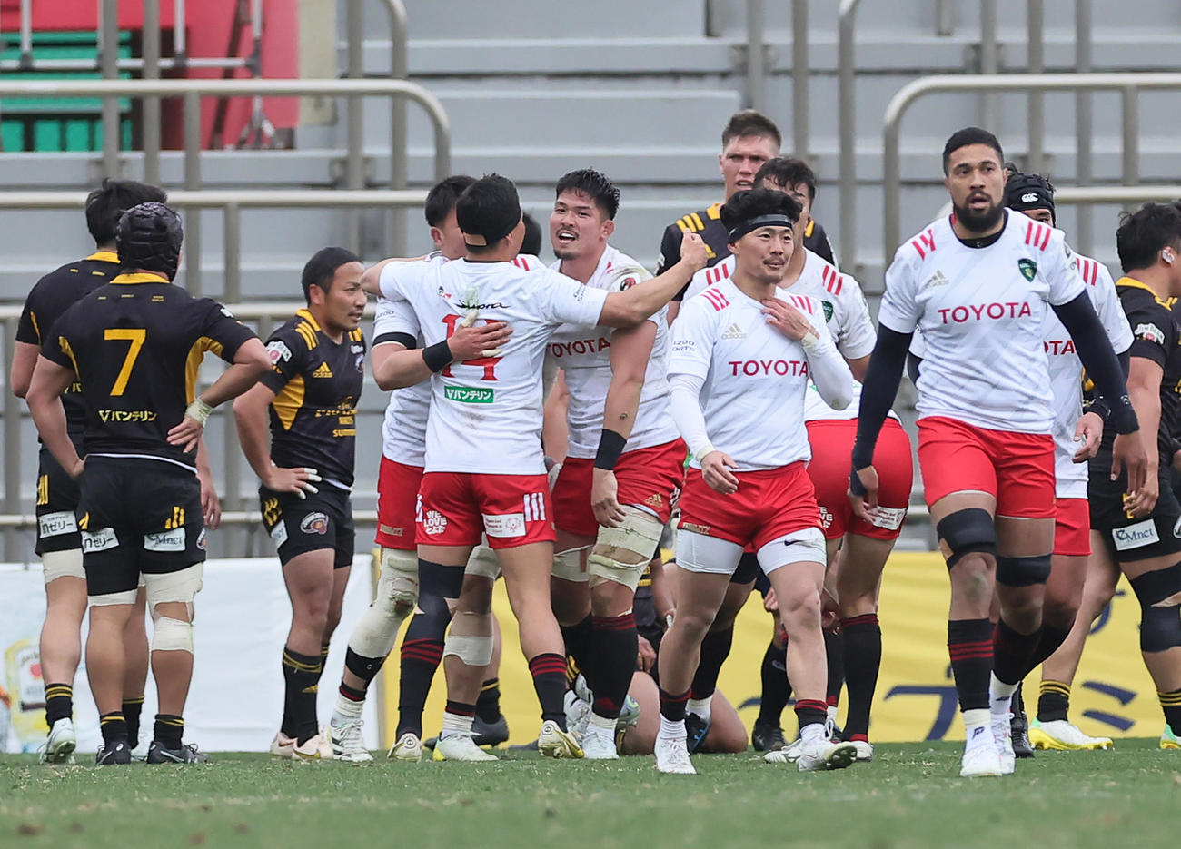 東京SG対トヨタ　後半、トライを決め笑顔を見せるトヨタのフランカー姫野（中央）（撮影・足立雅史）