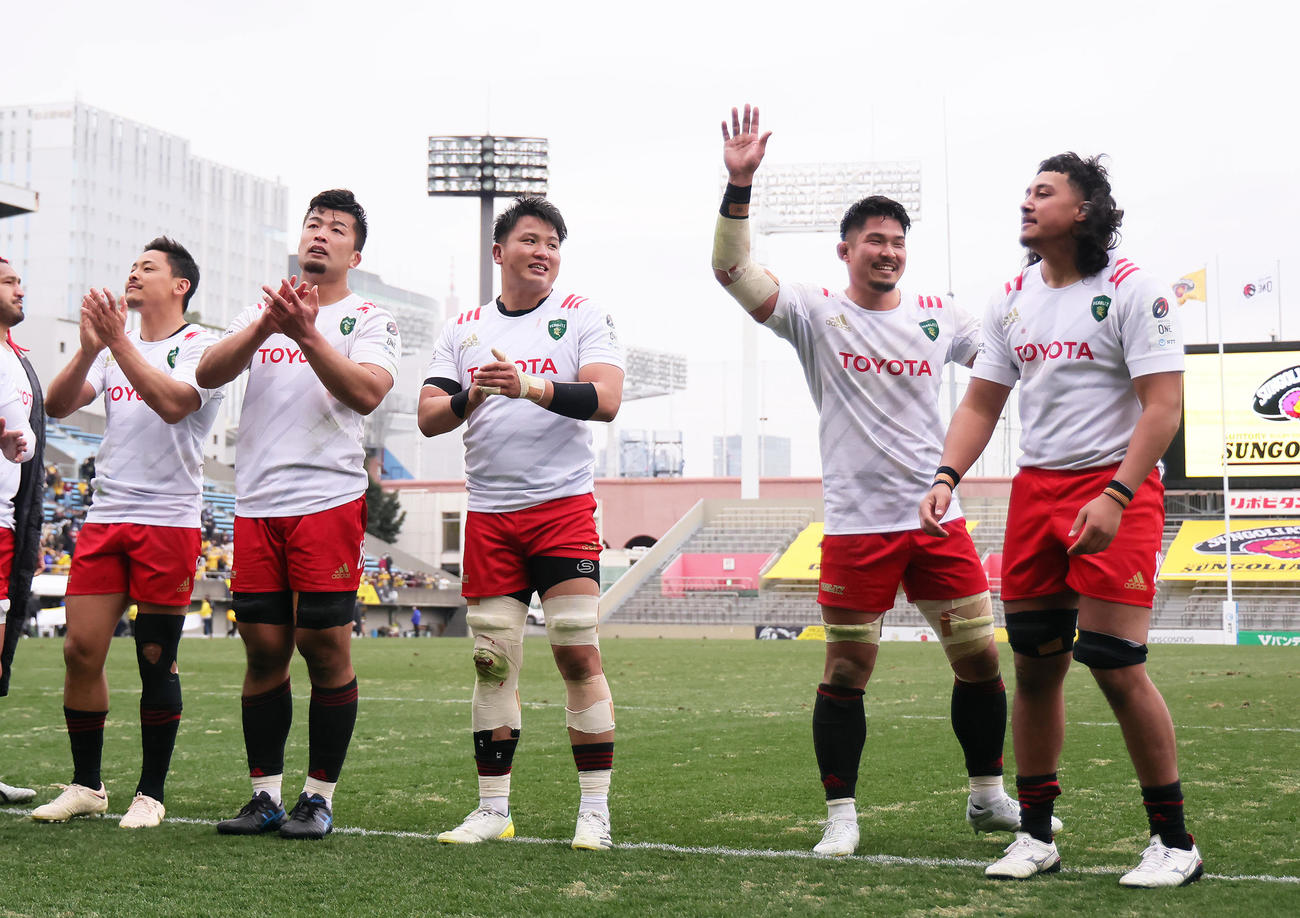 東京SG対トヨタ　勝利し、ファンの声援に笑顔で応えるトヨタのフランカー姫野（右から2人目）ら（撮影・足立雅史）