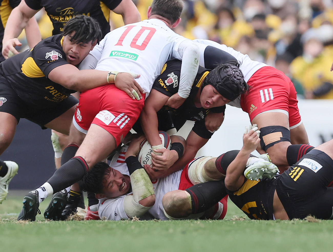東京SG対トヨタ　後半、激しく競り合うトヨタのフランカー姫野（中央下）ら（撮影・足立雅史）