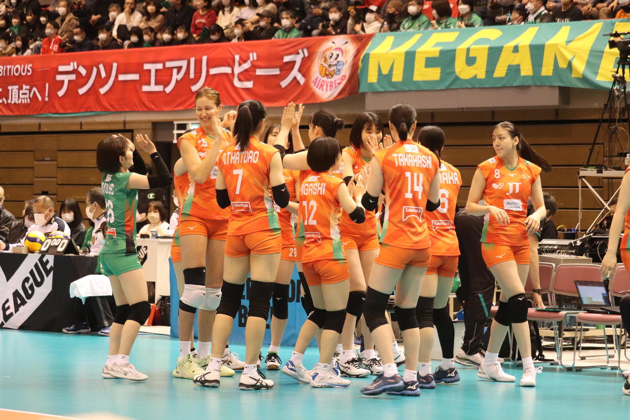 試合開始直前、集まって士気を高めるJTマーヴェラスの選手（撮影・竹本穂乃加）
